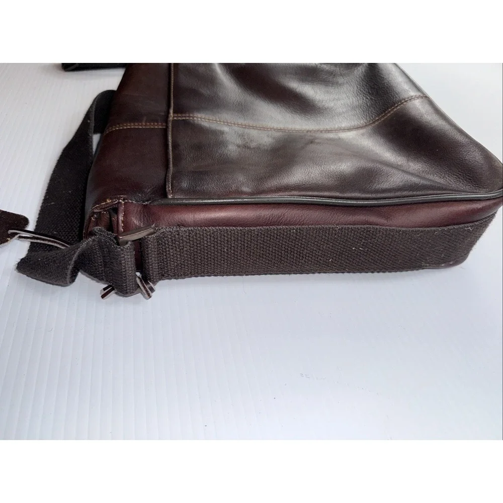 Kenneth Cole Reaction Brown Leather crossbody messenger‎ bag 11x11